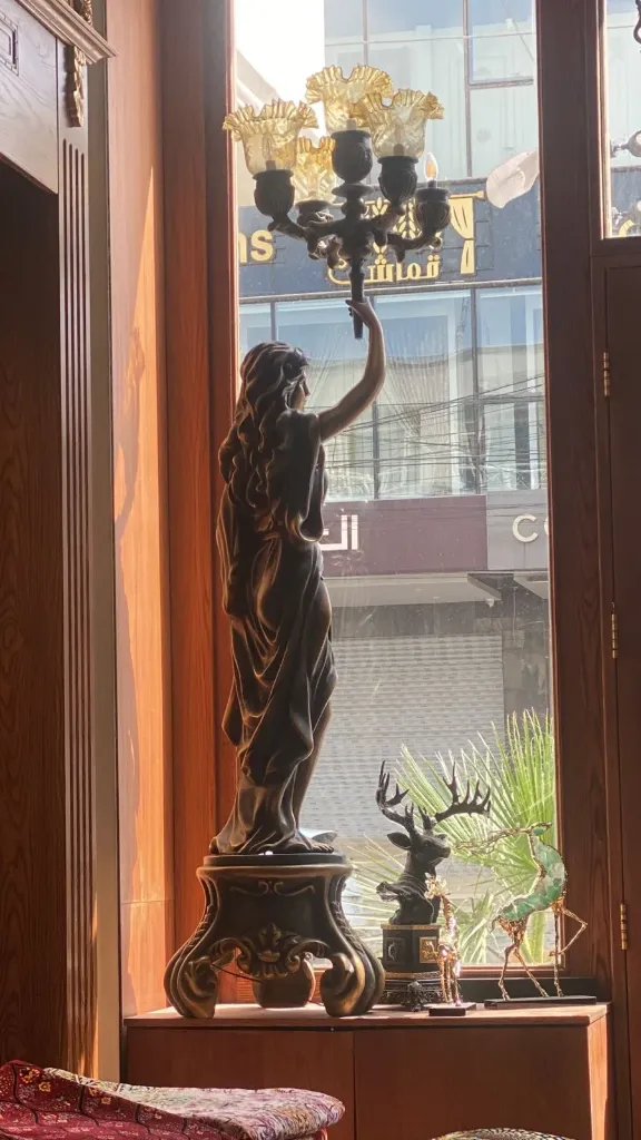 [BLO-ANT-010] Bronze Lady with Lamp - 220cm